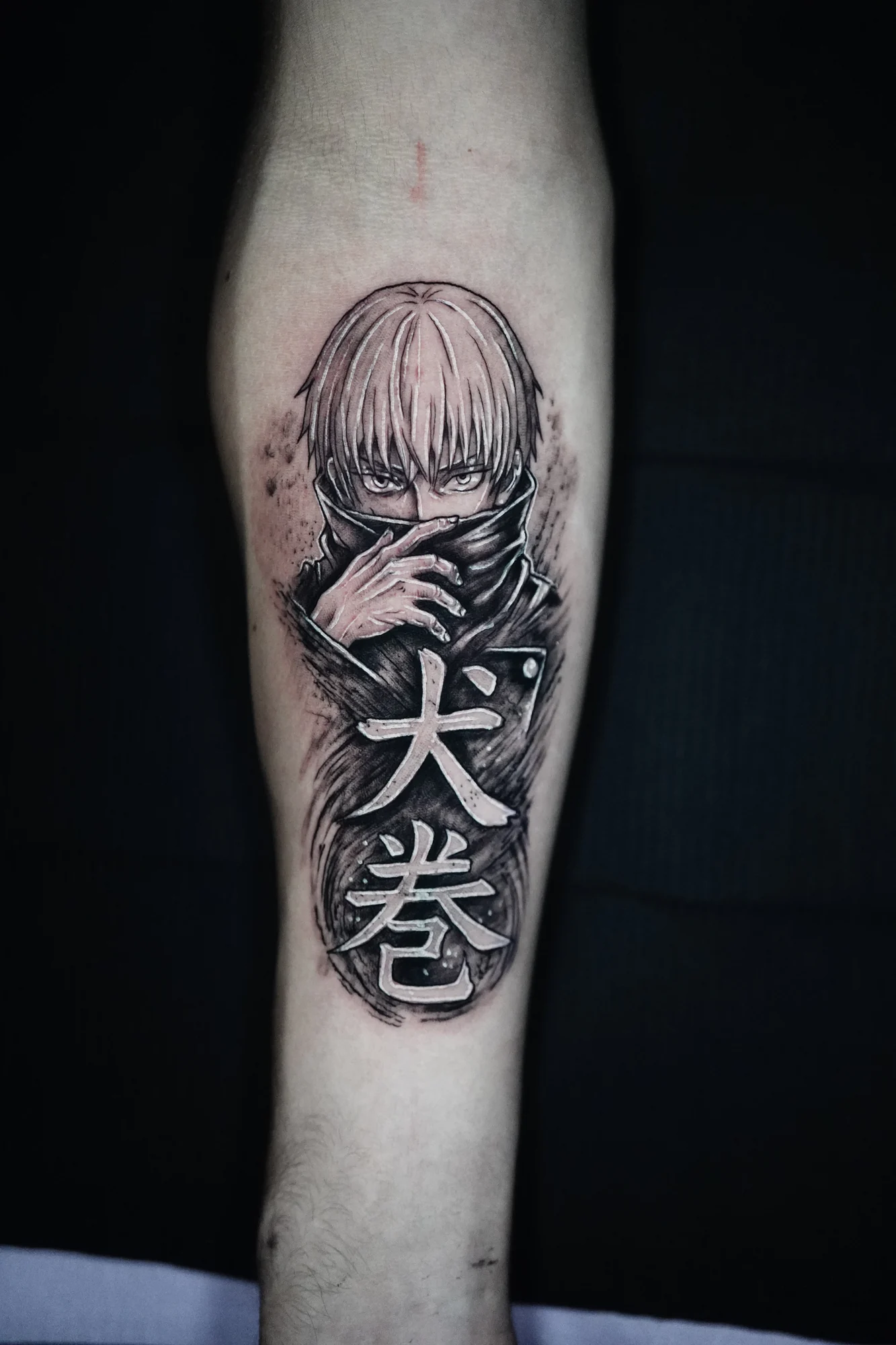 A manga-style portrait with straight light hair, a raised dark collar and large Japanese characters beneath the face.