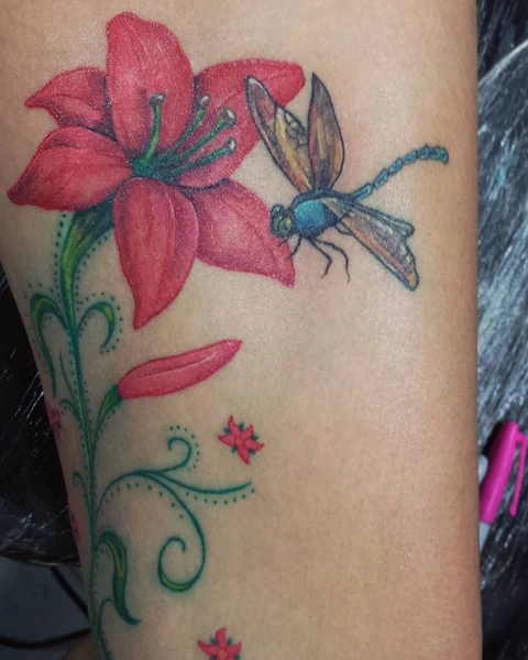 Tatuaje de William Martz: Flower & dragonfly