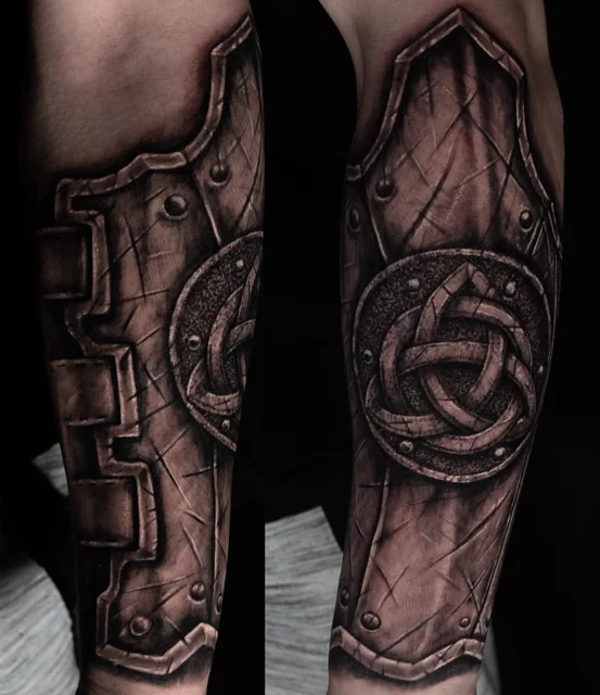 Tatuaje de William Martz: Knotwork and worn armor