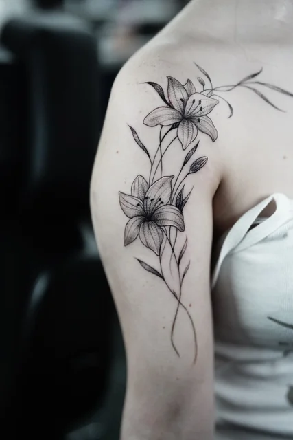 Tatuaje de William Martz: Lilies along the shoulder